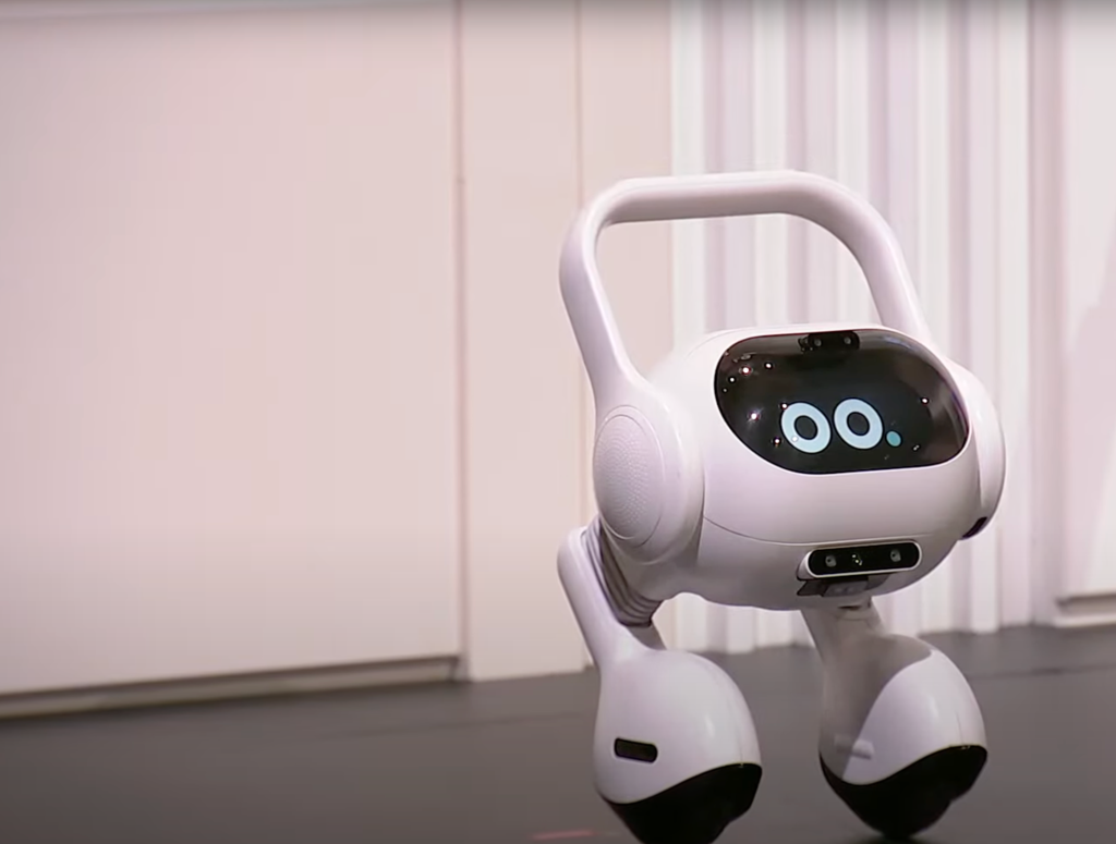 Robot blanco de LG con pantalla frontal mostrando ojos animados y diseño futurista presentado en el CES 2025.